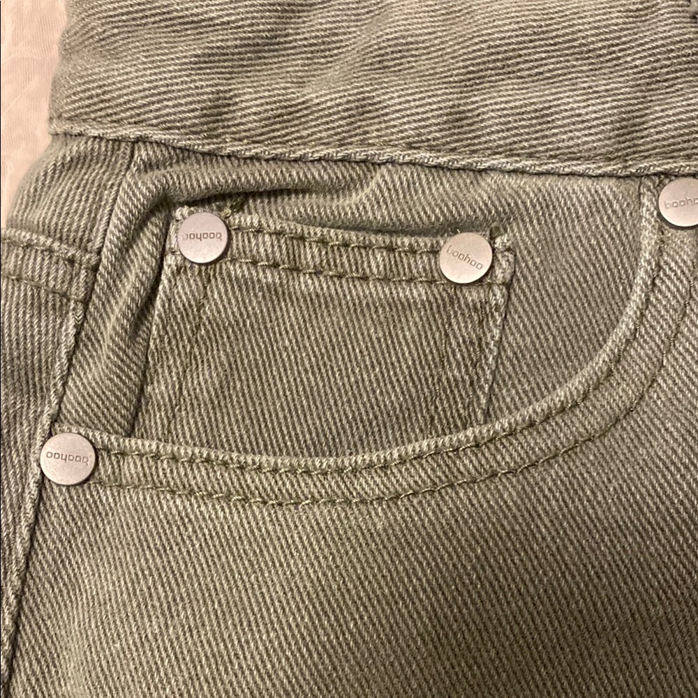 Boohoo Green Mini Raw Edge Hem Cargo Skirt for Casual Wear. Size 12 - Picture 3 of 10